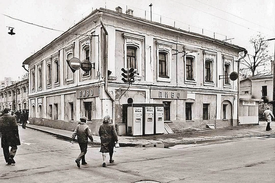 В советские времена этот домик хорошо знали по расположенной в нем пивнушке. На этом фото он еще до реставрации (вид с улицы).