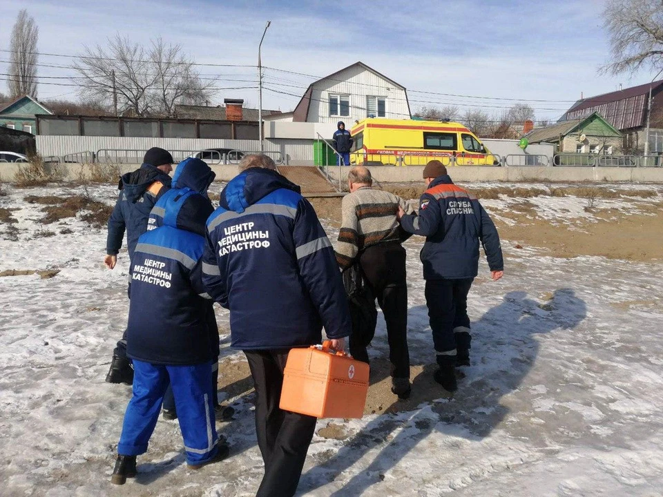Мужчину спасли и проводили на берег спасатели и медики. Фото облспаса
