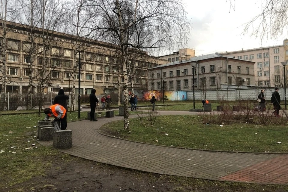 Сквер у"Нарвской" теперь будут регулярно убирать от мусора. Фото: vk.com/club126217409
