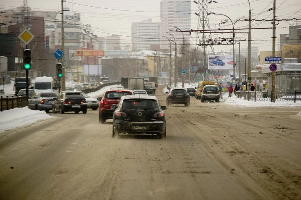 На дорогах Екатеринбурга появятся новые знаки «Остановка запрещена».