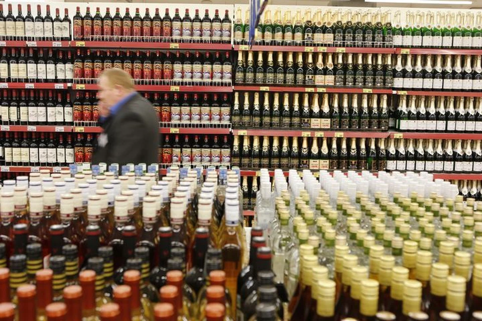 Вора заперли в магазине, он пытался убежать через окно.