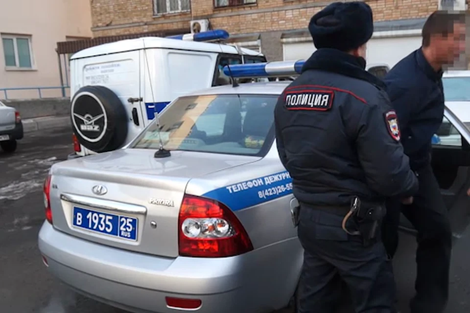 Нарушитель общественного порядка решил сдаться полицейским. Фото: пресс-служба УМВД России по Приморскому краю
