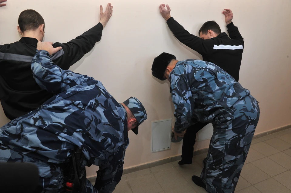 Из надзирателя в заключенного.