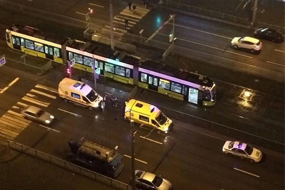 ГИБДД показало видео, как женщину сбил трамвай. Фото: vk.com/spb_today
