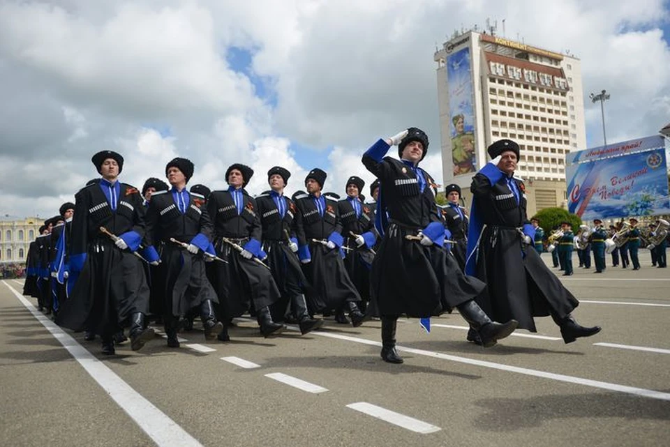 Казаки участвуют в параде Победы 9 мая в Ставрополе.