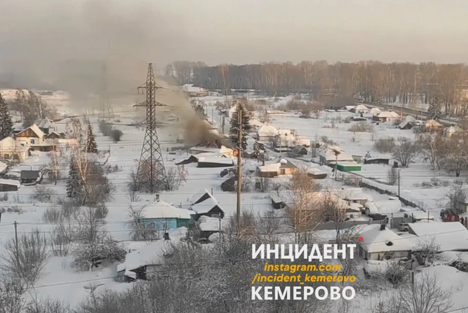 Пожар со взрывом: в Кемерове сгорел частный дом. ФОТО: кадр видео vk.com, "Инцидент Кемерово"