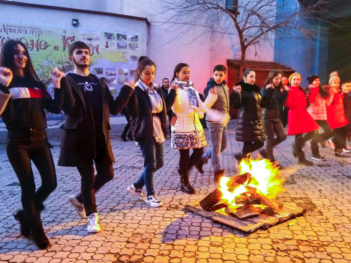 Как в Крыму армяне отметили Терендез - День молодоженов и влюбленных:  Прыжки через костер и вкусный шашлык - KP.RU