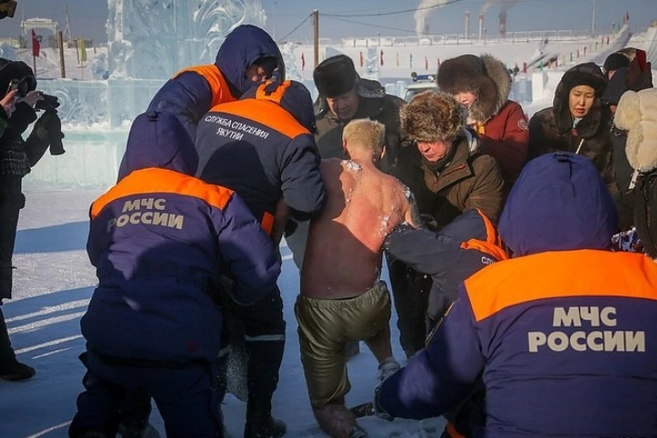 Олега Резанова вызволяют из ледяного плена.
