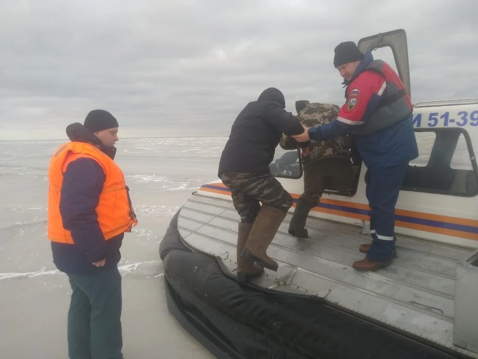 Спасатели вытащили людей из акваторий Ладожского озера и Финского залива. Фото: Пресс-служба ГУ МЧС России по Ленобласти.