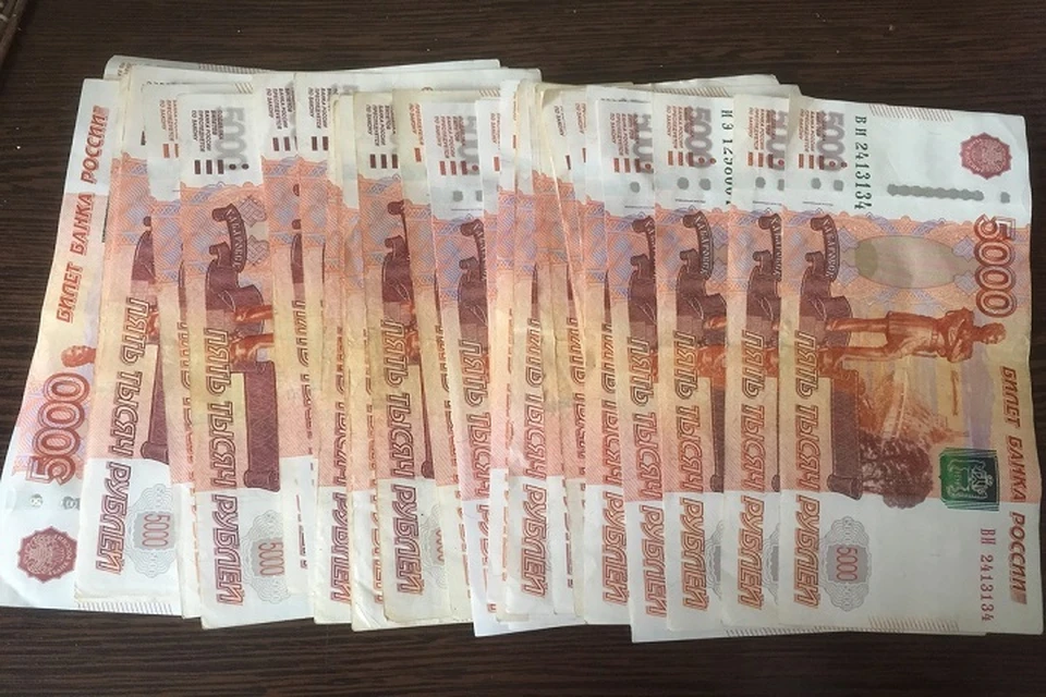 После того, как женщина передала мошенникам пароль от мобильного банка, с ее карты исчезли 250 тысяч рублей.