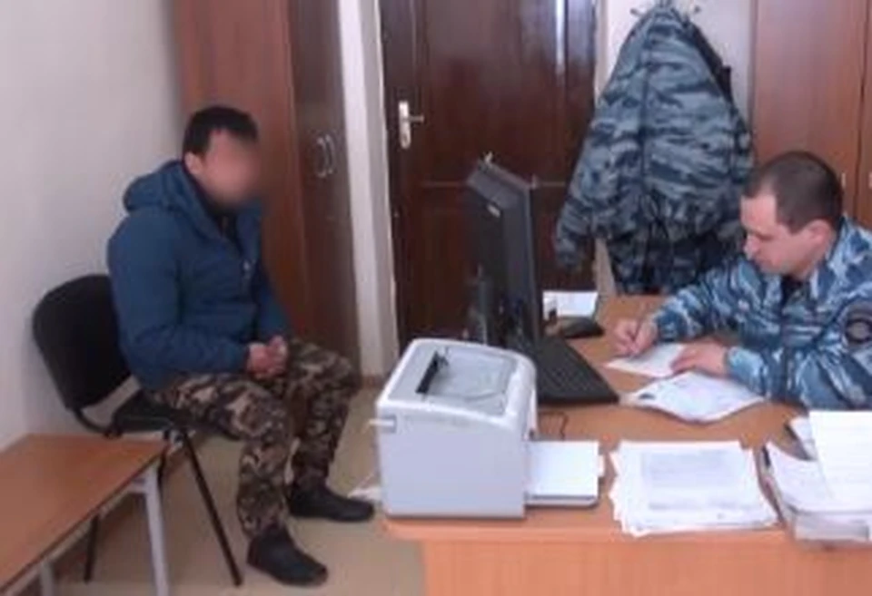 В тюменском кафе нашли нелегалов. Фото - скриншот из видео УМВД по Тюменской области.