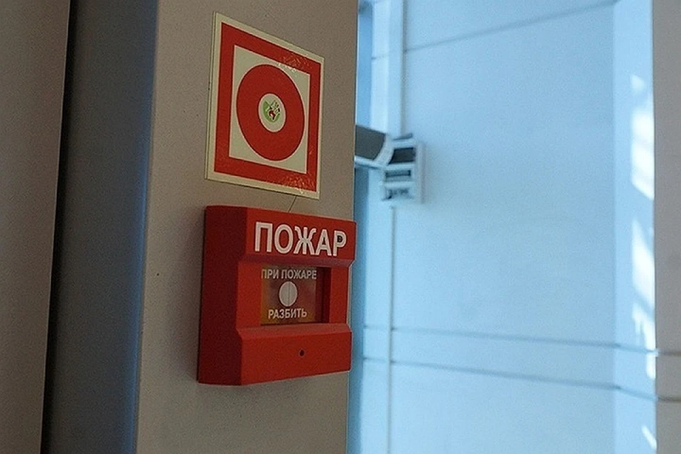 Из-за сигнализации эвакуация началась еще до приезда пожарных.