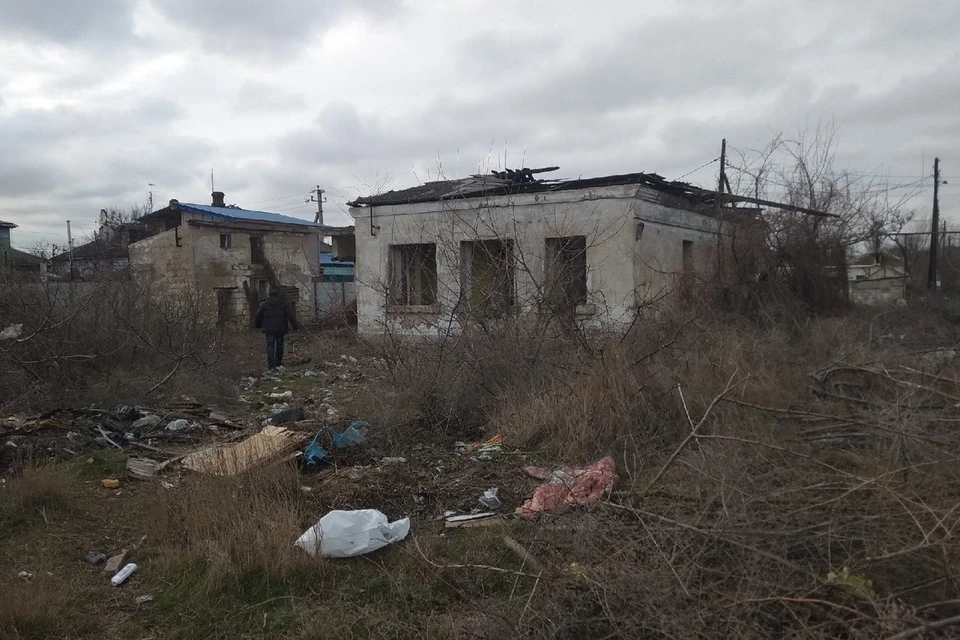 Заброшенное здание находится рядом с вокзалом.
