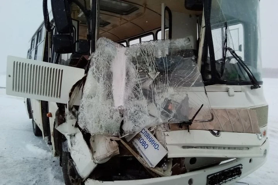 Под Новосибирском автобус с людьми врезался в грузовик. Фото: ГИБДД НСО