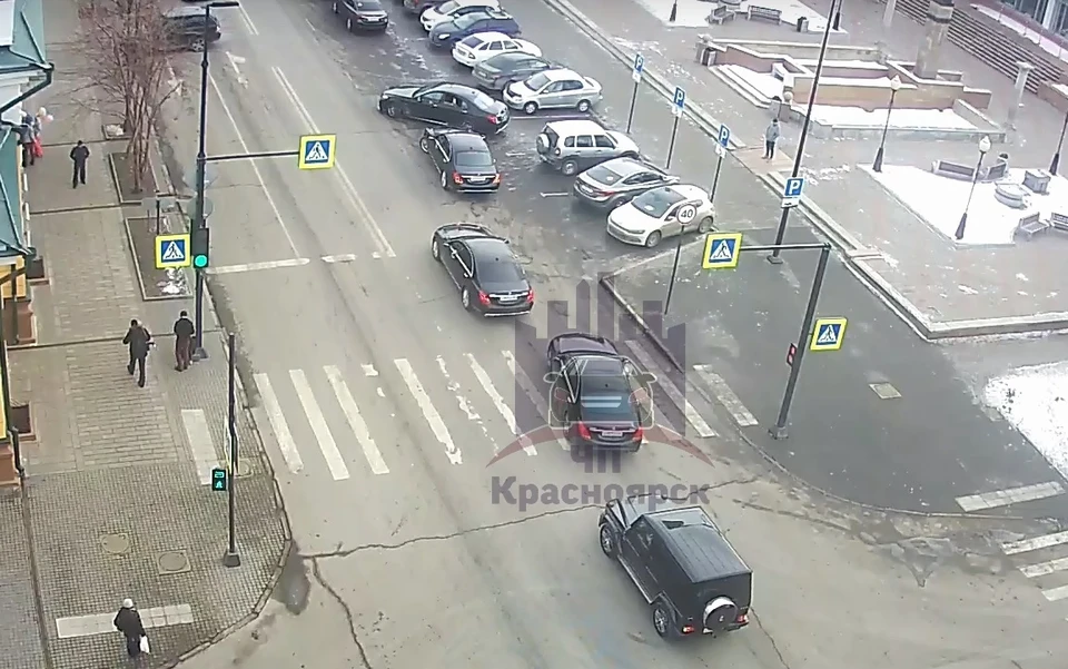 Свадебный кортеж устроил лихие маневры в центре Красноярска. Фото, видео: ЧП - Красноярск.
