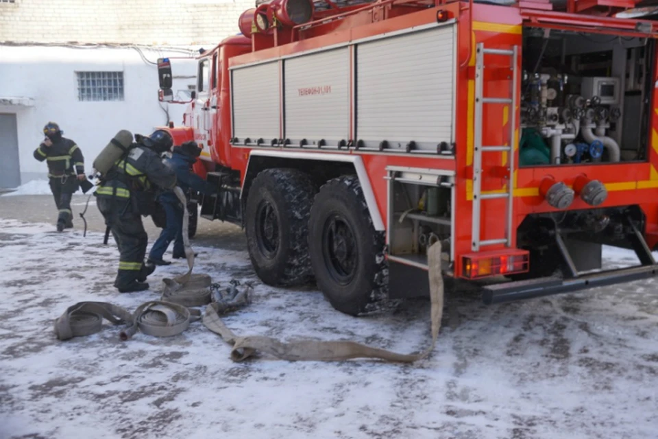 В Хабаровске пожар выгнал жильцов общежития на улицу