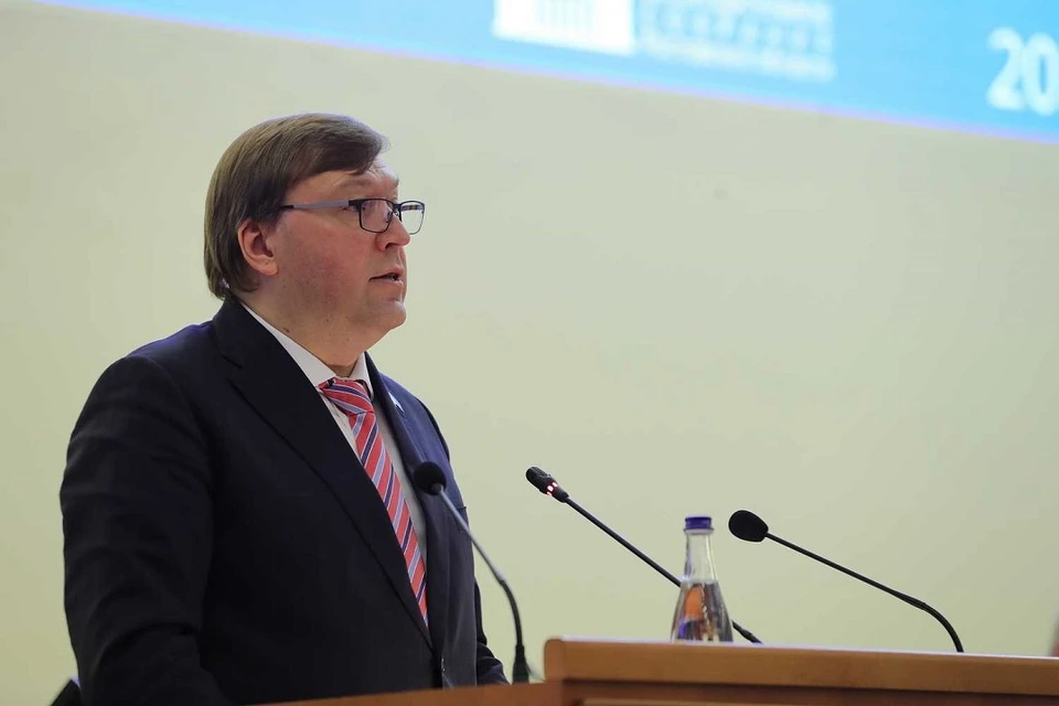 Спикер донского парламента Александр Ищенко поддержал закон о запрете продажи аналогов снюса несовершеннолетнгим на Дону. Фото: donland.ru