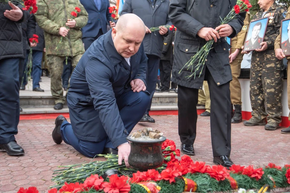 Михаил Развожаев на возложении цветов. Фото: sev.gov.ru