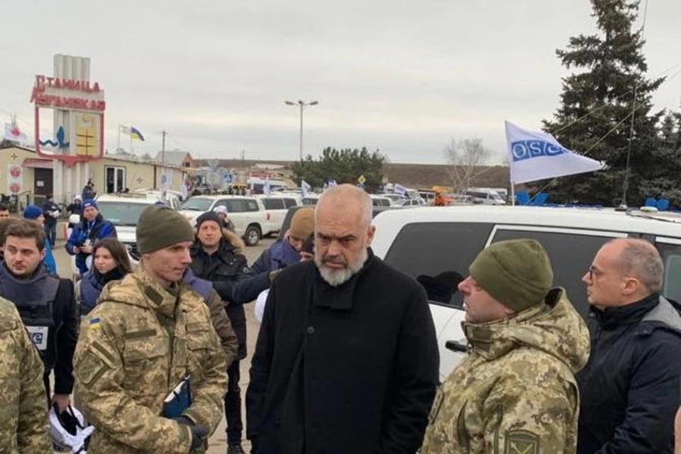 В Станице Луганской Эди Рама (в центре) с хмурым лицом слушал объяснения украинских пограничников о пропускном режиме на КПП. Фото: ГПСУ
