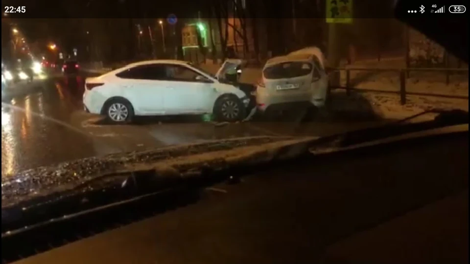 В аварии оба автомобиля довольно сильно пострадали
