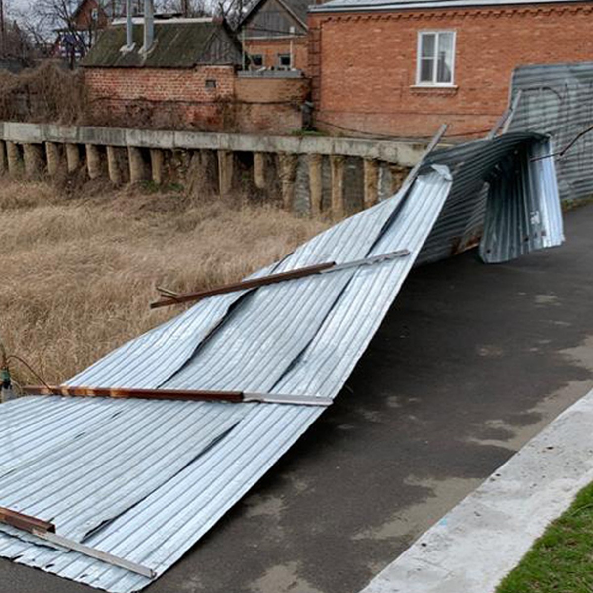 В Краснодаре ветром сдуло металлический забор - KP.RU