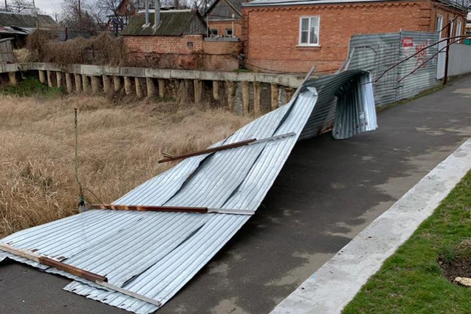 Забор сдуло ветром на улице Красных Партизан в Краснодаре