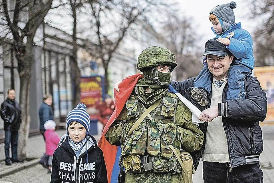 В 2014-м улицы Крыма охраняли «зеленые человечки». Добрые солдатики, с которыми селфились местные жители, стали символом «крымской весны».