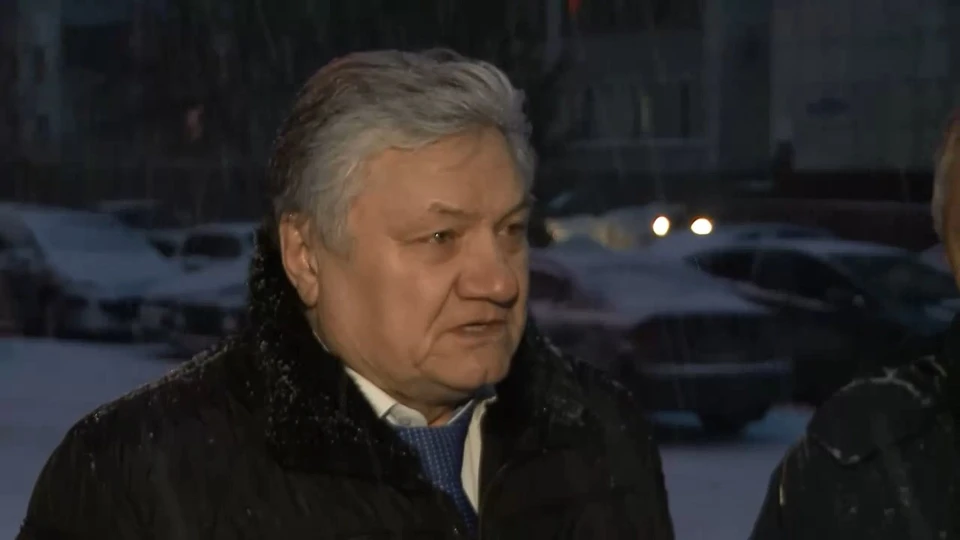 Даже разговаривать не стали: Романов выгнал из квартиры двух тюменских омбудсменов. Фото: скриншот