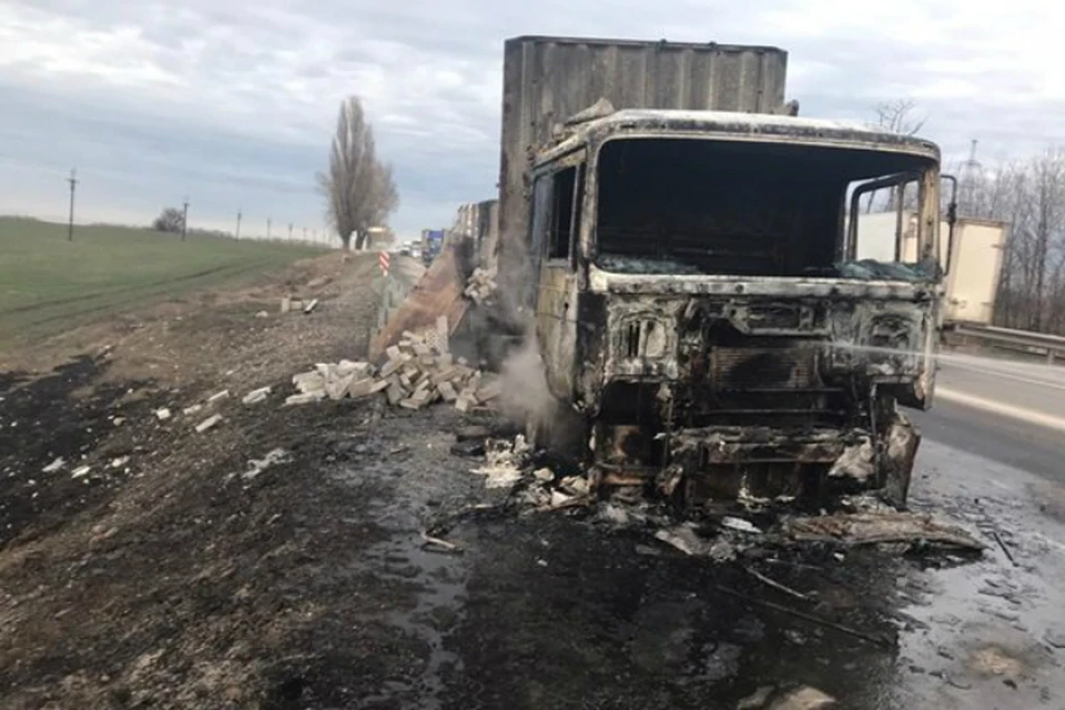 На трассе под Ростовом сгорел грузовик