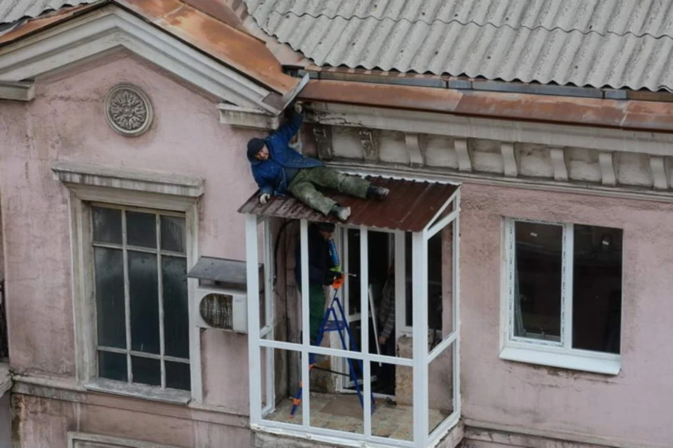 Донецкий «Карлсон» на козырьке балкона. Фото: Дмитрий ЯГОДКИН