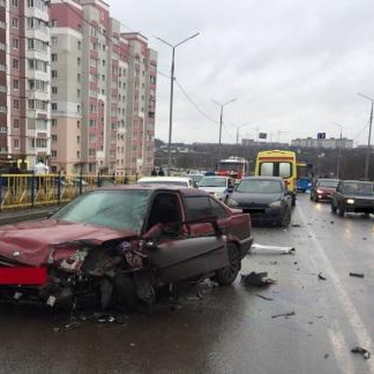 В массовом ДТП на улице Романа Брянского пострадали два парня - KP.RU