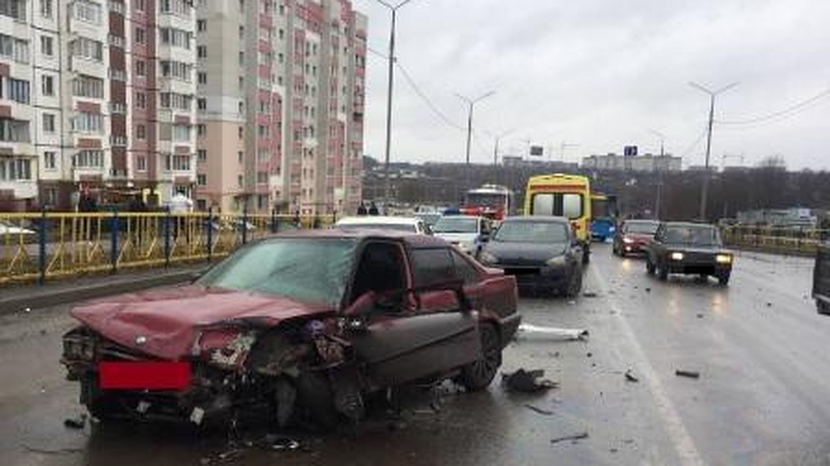 В массовом ДТП на улице Романа Брянского пострадали два парня - KP.RU