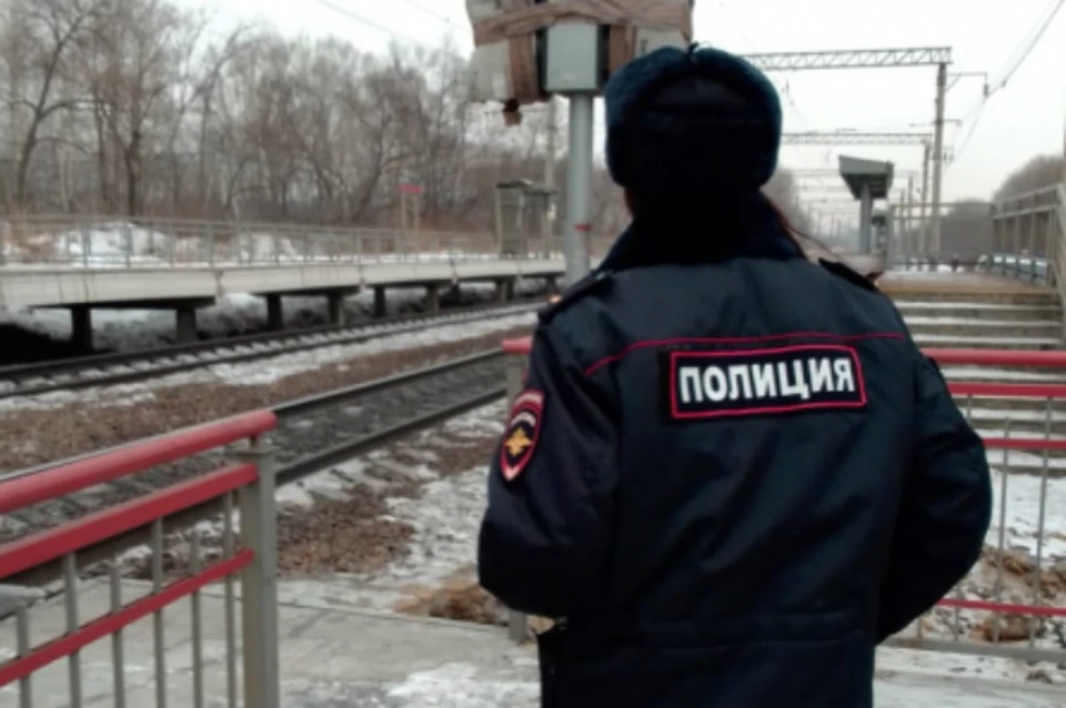 Подростки-экстремалы в Хабаровске катались снаружи поезда