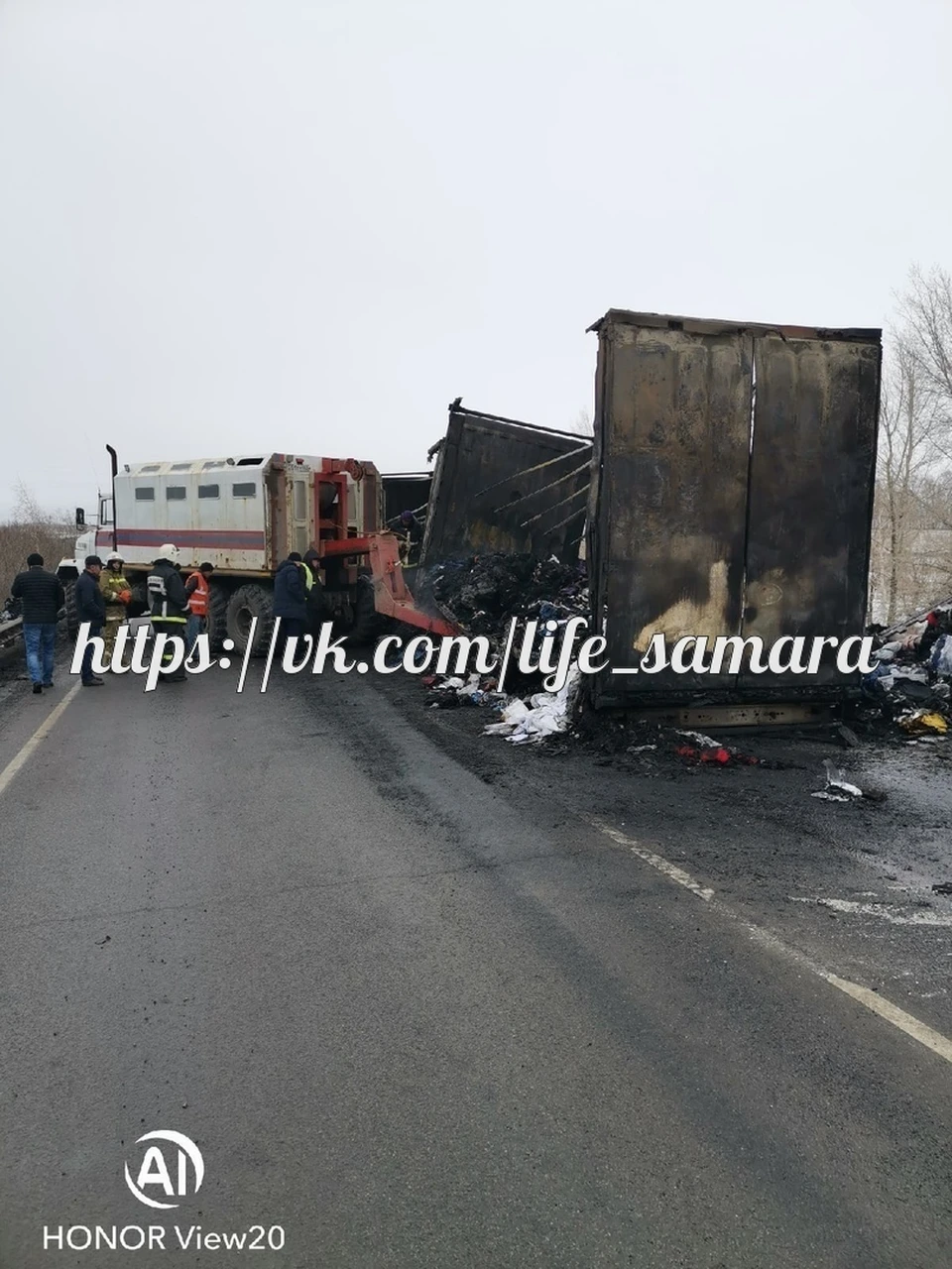 Водителю удалось спасти, но автомобиль сгорел почти полностью ФОТО: паблик «Самара-life»