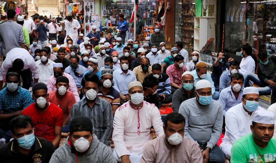 Верующие направляются на молитву в столице Бахрейна: медицинские маски заполонили улицы городов по всему миру