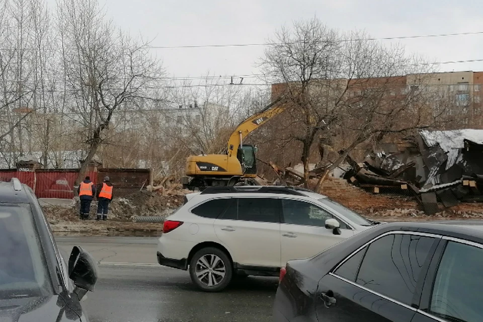 На месте обрушения продолжает работать экскаватор.