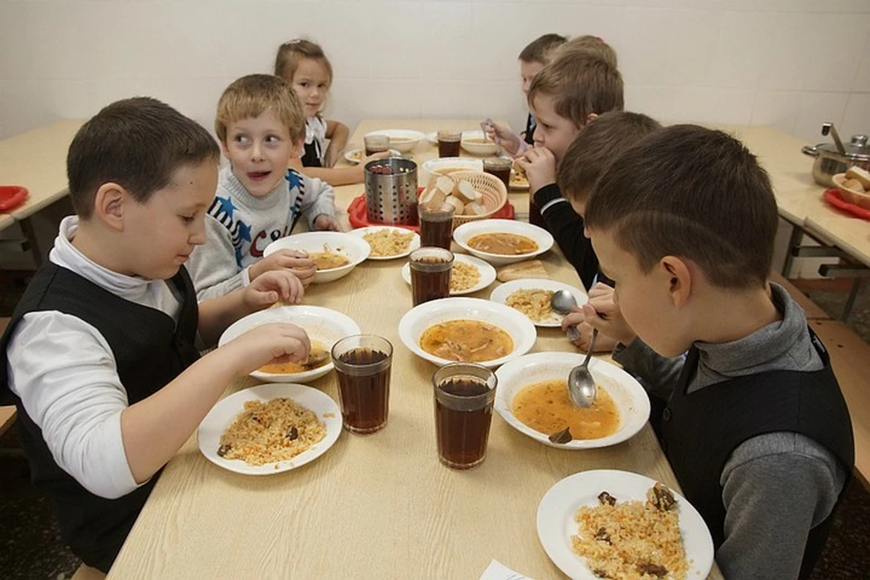 Минимальная стоимость набора продуктов на горячий обед для школьников младших классов составит 44 рубля, в среднем по стране цена на него составит чуть более 60 рублей