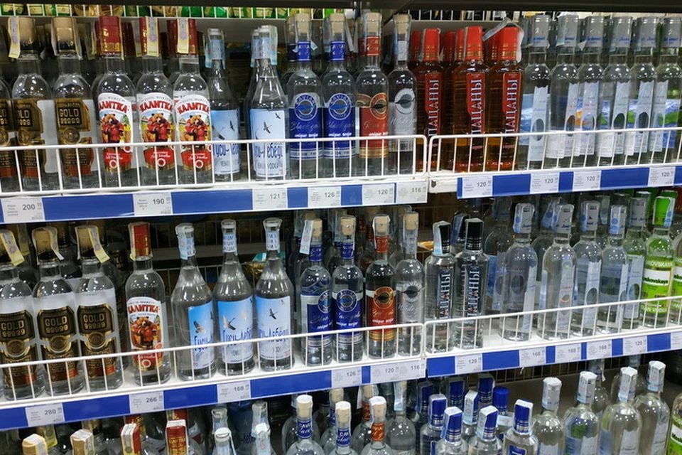 Минимальная цена на поллитра местной водки – 120 рублей, а импортной – 200