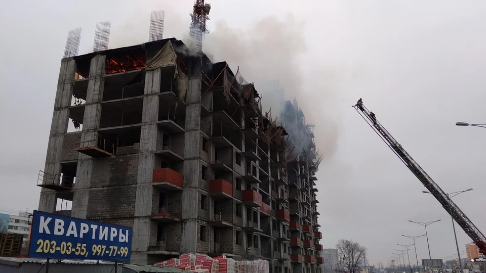 Возгорание началось во второй секции здания на 8 этаже