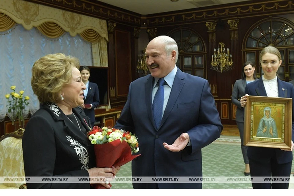 Лукашенко подарил Матвиенко букет, икону и кулинарную книгу. Фото: belta.by.