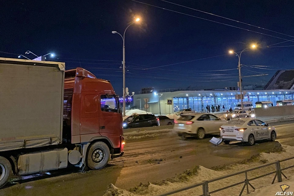 Такси и фура не поделили дорогу на Большевистской.