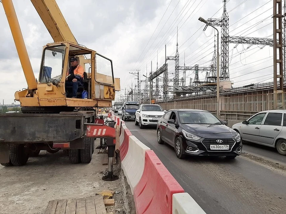 В ближайшие дни рабочие приступят к фрезерованию асфальта на этой дороге.