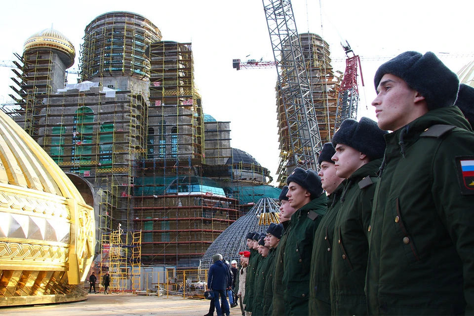 Перед началом церемонии установки купола на Главный храм Вооруженных сил России, ноябрь 2019 г.