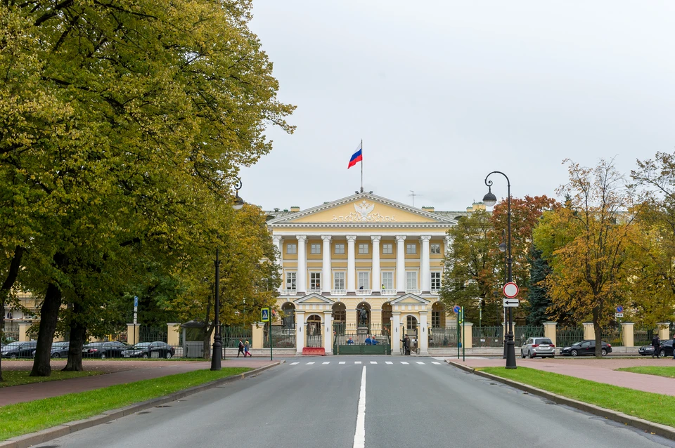 Работа в смольном в санкт петербурге. Правительство СПБ. Музыкальная школа около Смольного.