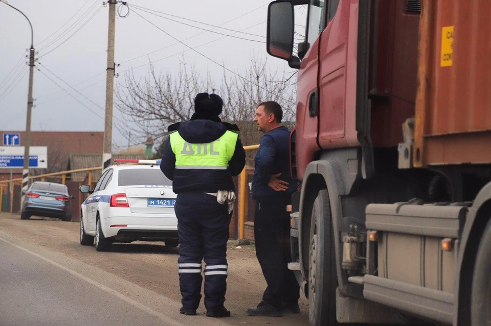 Подозреваемые позволяли проезжать водителям, незаконно провозящим товары и алкоголь.