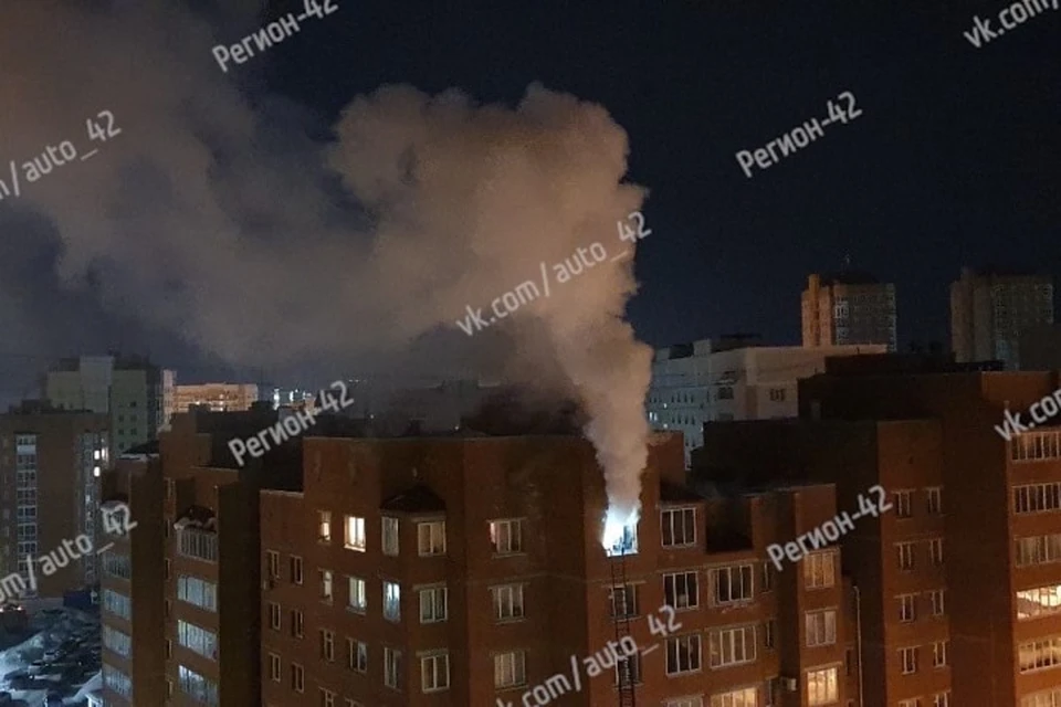 Пожарные спасли четырех человек из горящей многоэтажки в Кемерове. Фото: "Инцидент Кемерово"/ vk.com
