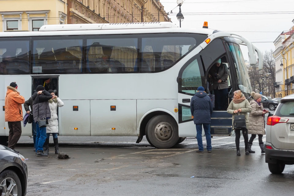 Несмотря на опасность коронавируса, туристы ездят из Петербурга в Прибалтику и Финляндию на автобусах. Пока что.