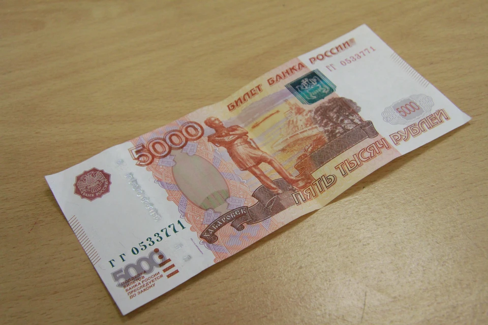 Фальшивую бумажку женщина купила за 3,5 тысячи рублей. При этом выплат ей за 20 дней «болезни» полагалось всего две тысячи рублей.