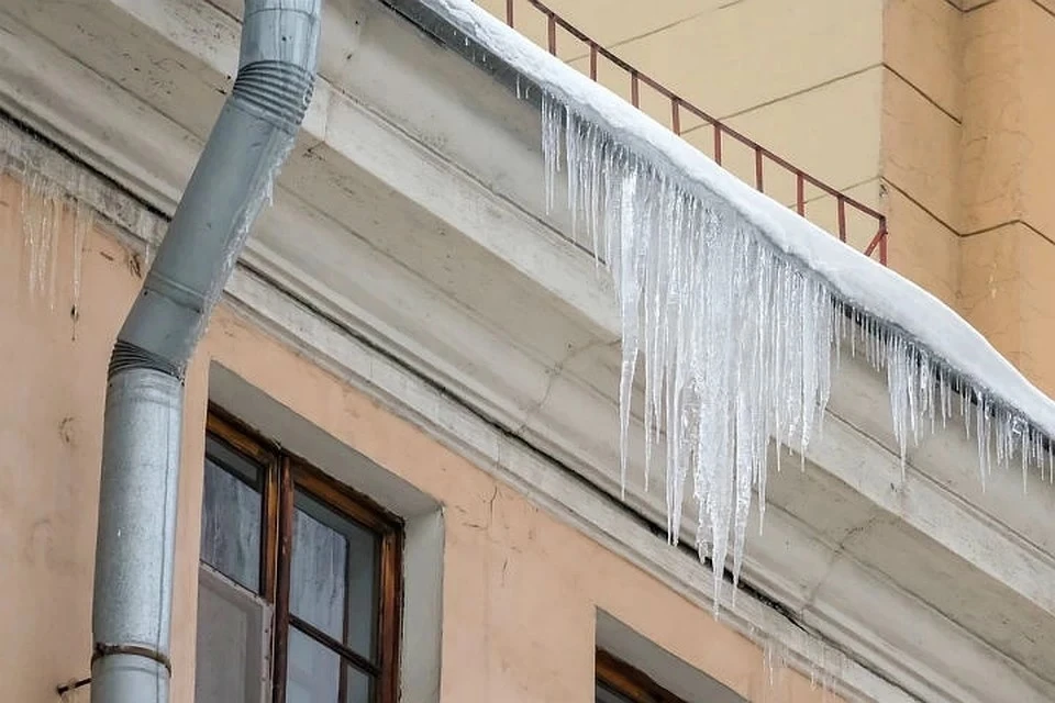 На младенца в коляске упала глыба льда с крыши здания в Иркутске
