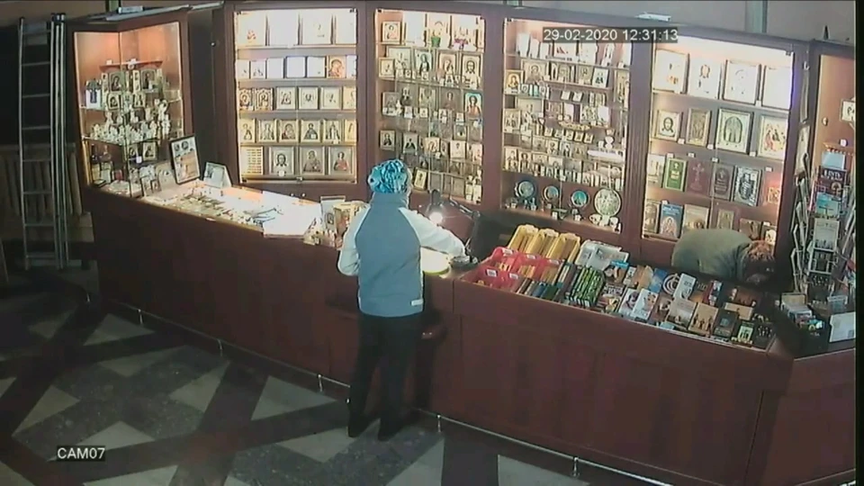 Женщина просила показать религиозные атрибуты, отвлекая внимание работницы лавки. Фото: скриншот с видео УМВД по Кировской области